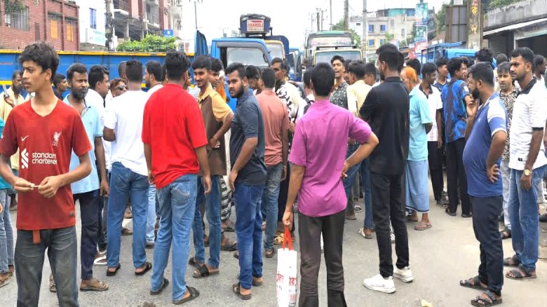 ছবির ক্যাপশন: ঘাটাইল হাসপাতালের ঔষধ কেলেংকারীর ঘটনায় মিনিট্রাক চালকের বিরুদ্বে চুরি মামলা দেওয়া ও গ্রেপ্তারের প্রতিবাদে শুক্রবার টাঙ্গাইল ময়মনসিংহ মহাসড়ক অবরোধ করে শ্রমিকরা।