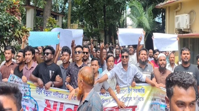 ছবির ক্যাপশন: টাঙ্গাইলের ঘাটাইল হাসপাতালের ওষুধকান্ডে জনঅসন্তোষ বাড়ছে ঘটনার পর থেকেই সড়ক অবরোধ, মিছিল , মানববন্ধন ও অবস্থান কর্মসূচি পালন করেছে বিক্ষুদ্ধ জনতা।