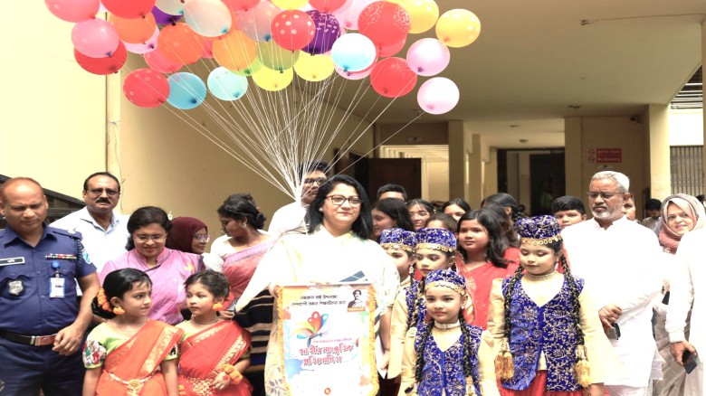 ছবির ক্যাপশন: টাঙ্গাইলে নজরুল বর্ষ উপলক্ষে জেলা শিল্পকলা একাডেমি মিলনায়তনে বেলুন উড়িয়ে জাতীয় সাংস্কৃতিক প্রতিযোগিতা শুভ উদ্বোধন করেন জেলা প্রশাসক শরীফা হক।
