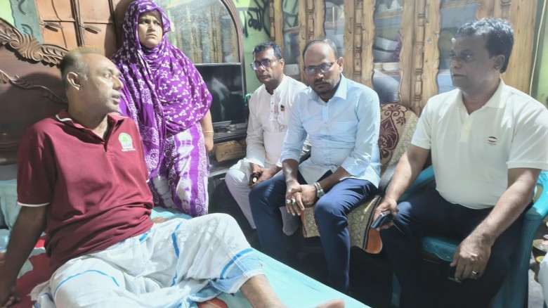 টাঙ্গাইলে ক্যান্সারে আক্রান্ত দলীয় নেতার বাসায়  দেখতে তার বা