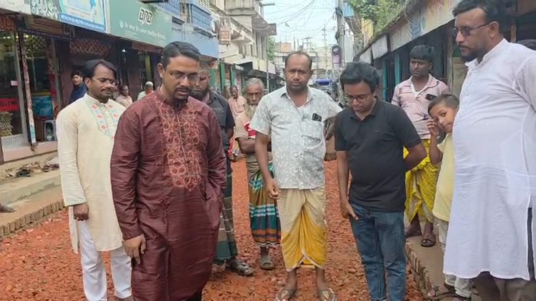 মধুপুরে সড়কে নিম্নমানের খোয়া: ঘটনাস্থলে গিয়ে খোয়া অপসারণের ন
