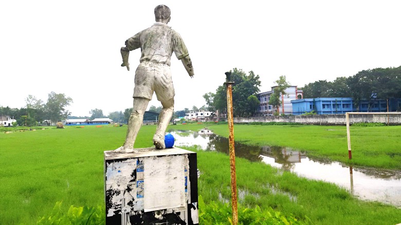 ছবির ক্যাপশন: এভাবেই দীর্ঘদিন ধরে সরিষাবাড়ী কলেজের একমাত্র খেলার মাঠটি জলাবদ্ধতার কবলে পড়ে আছে। ফলে খেলাধুলা থেকে বঞ্চিত হচ্ছে শত শত শিক্ষার্থী।