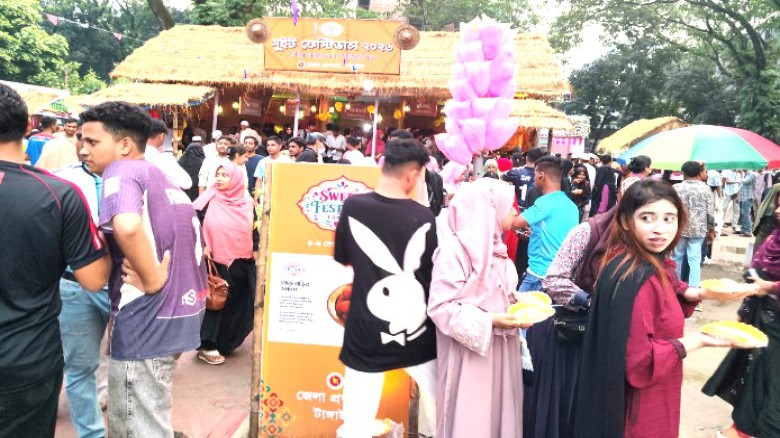ছবির ক্যাপশন: টাঙ্গাইলে তিন দিনব্যাপী সুইট ফেস্টিভাল উৎসবের দ্বিতীয় ‍দিন শনিবার বৃষ্টি উপলক্ষে করে মিষ্টি প্রেমীদের ভীড় জমে শহীদ স্মুতি পৌর উদ্যানে ।