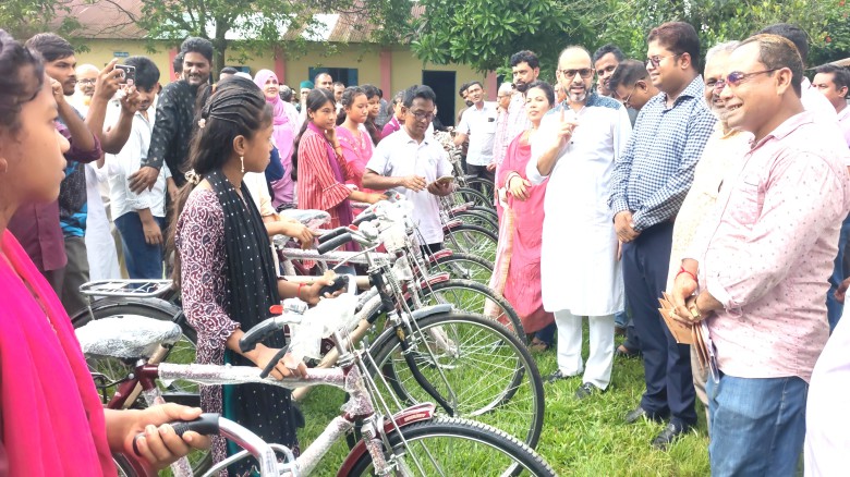 ঘাটাইলে বাইসাইকেল, সেলাই মেশিন ও শিক্ষাবৃত্তি বিতরণ