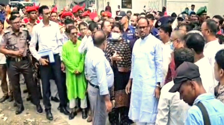 টাঙ্গাইলে হাসপাতালের আঙিনা নিজ হাতে পরিষ্কার করলেন: প্রতিমন্