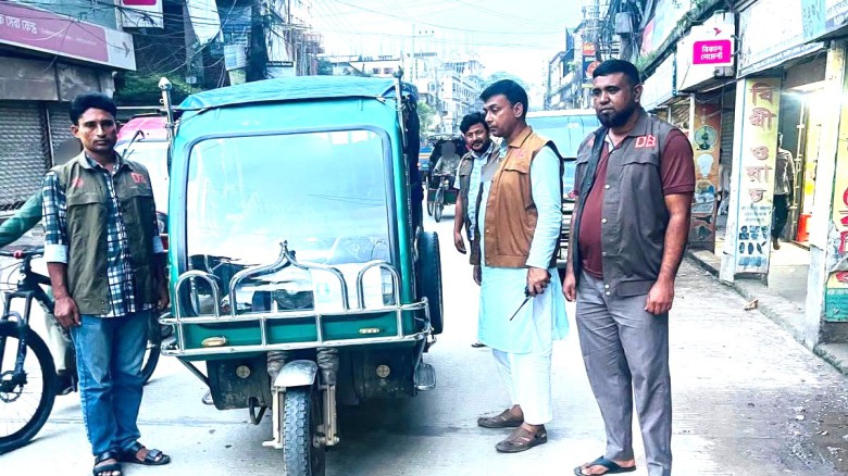 টাঙ্গাইলে অপরাধ নিয়ন্ত্রণে ডিবি পুলিশের চেকপোস্ট স্থাপন ও অভিযান