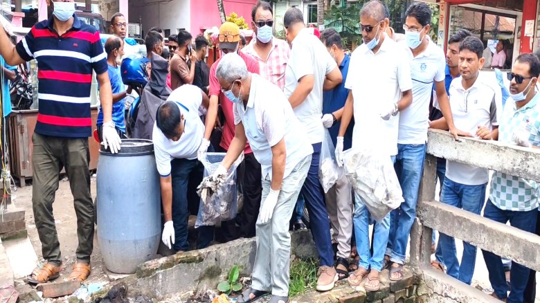 ডেঙ্গু প্রতিরোধে টাঙ্গাইল জেলা যুবদলের পরিষ্কার-পরিচ্ছন্নতা 