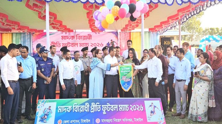 মাদক বিরোধী প্রীতি ফুটবল ম্যাচে বিন্দুবাসিনীকে হারিয়ে পুলিশ 