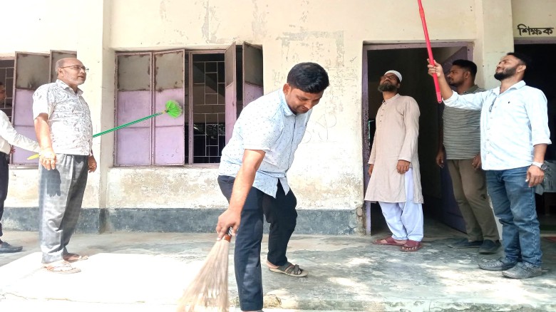 বাসাইলের সুন্না স্কুলে ডেঙ্গু প্রতিরোধ ও পরিচ্ছন্নতা অভিযান