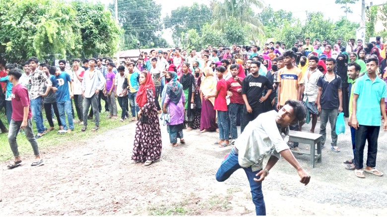 গৌরীপুরে ৯ দফা দাবিতে শ্রমিকদের মহাসড়ক অবরোধ কর্মবিরতী ঘোষণা