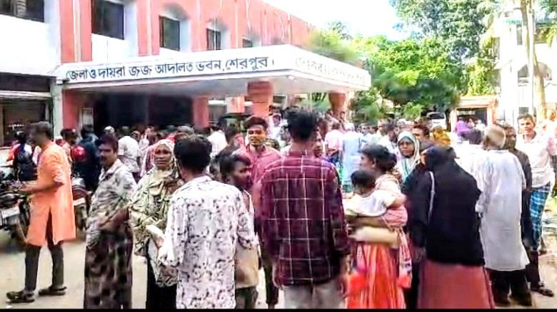 শেরপুরে কালোবাজারে সার বিক্রি অভিযোগে  মামলায় ১৫ সার ডিলার জ