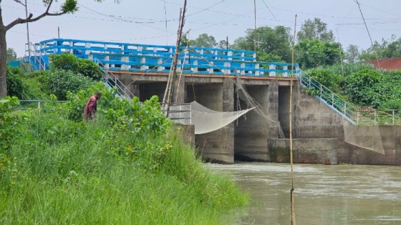 টাঙ্গাইল শহরের মরণ ফাঁদ যুগনির স্লুইস গেট