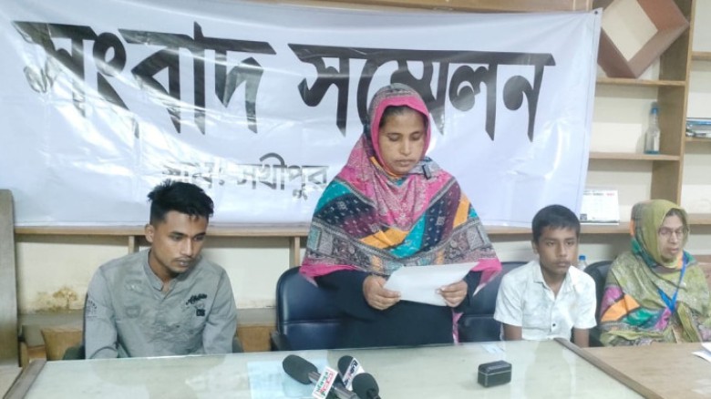 স্বামী ও দেবরের অমানবিক নির্যাতনের বিচারের দাবিতে গৃহবধু শান্তার সংবাদ সন্মেলন