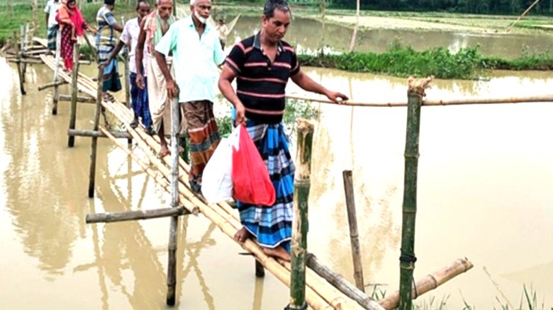 সখিপুরে ভাঙা বাঁশের সাকো দুই ইউনিয়নের যোগাযোগ মাধ্যমে