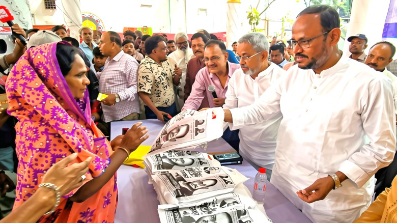 টাঙ্গাইলে ২৮০০ হিন্দুধর্মাবলম্বীকে শাড়ি-পাঞ্জাবি ও নগদ অর্থ 