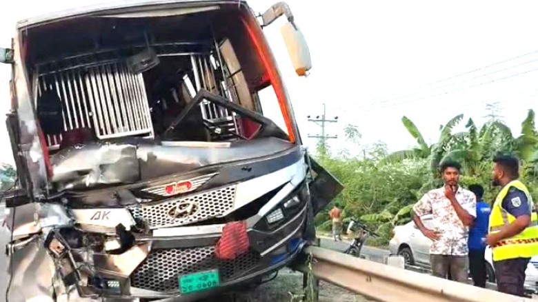 টাঙ্গাইলে বাস-পিকাপ-মোটরসাইকেল ত্রিমুখী সংঘর্ষে নিহত ২