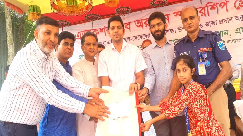 বাসাইলে ২০০ এতিম শিক্ষার্থী পেল শিক্ষা উপকরন ও ভাতা