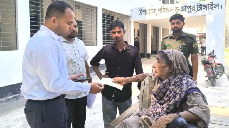 সিঁড়ি বাইতে পারেননি ৮০ বছরের বৃদ্ধা মা, চেয়ার ছেড়ে নিচে নেমে এলেন ইউএনও