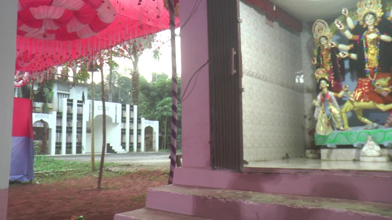 ৫৬ বছর ধরে একই আঙ্গিনায় মসজিদ মন্দিরে চলছে ধর্মচর্চার সাম্প