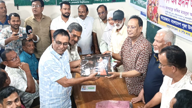 শারদীয় দুর্গোৎসবে বিশৃঙ্খলাকারীদের ছাড় দেওয়া হবে না ...মধুপুরে মন্ত্রী ফকির মাহবুব আনাম