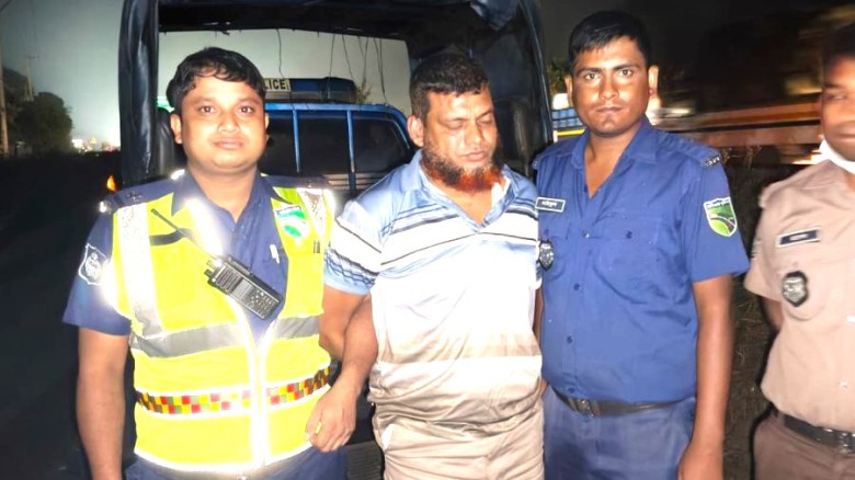 ঢাকা-টাঙ্গাইল মহাসড়কে ডাকাতির চেষ্টা ।। ৯ গরুসহ পিকআপ উদ্বার