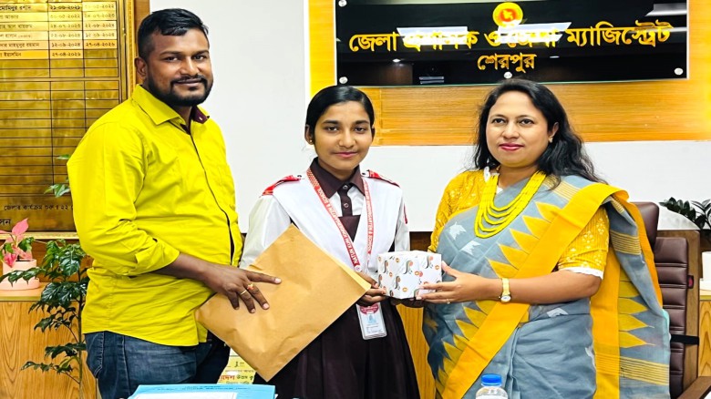 স্কুল ছাত্রী রিশাকে দায়িত্ব ও সচেতনতার জন্য  পুরস্কার দিলেন 